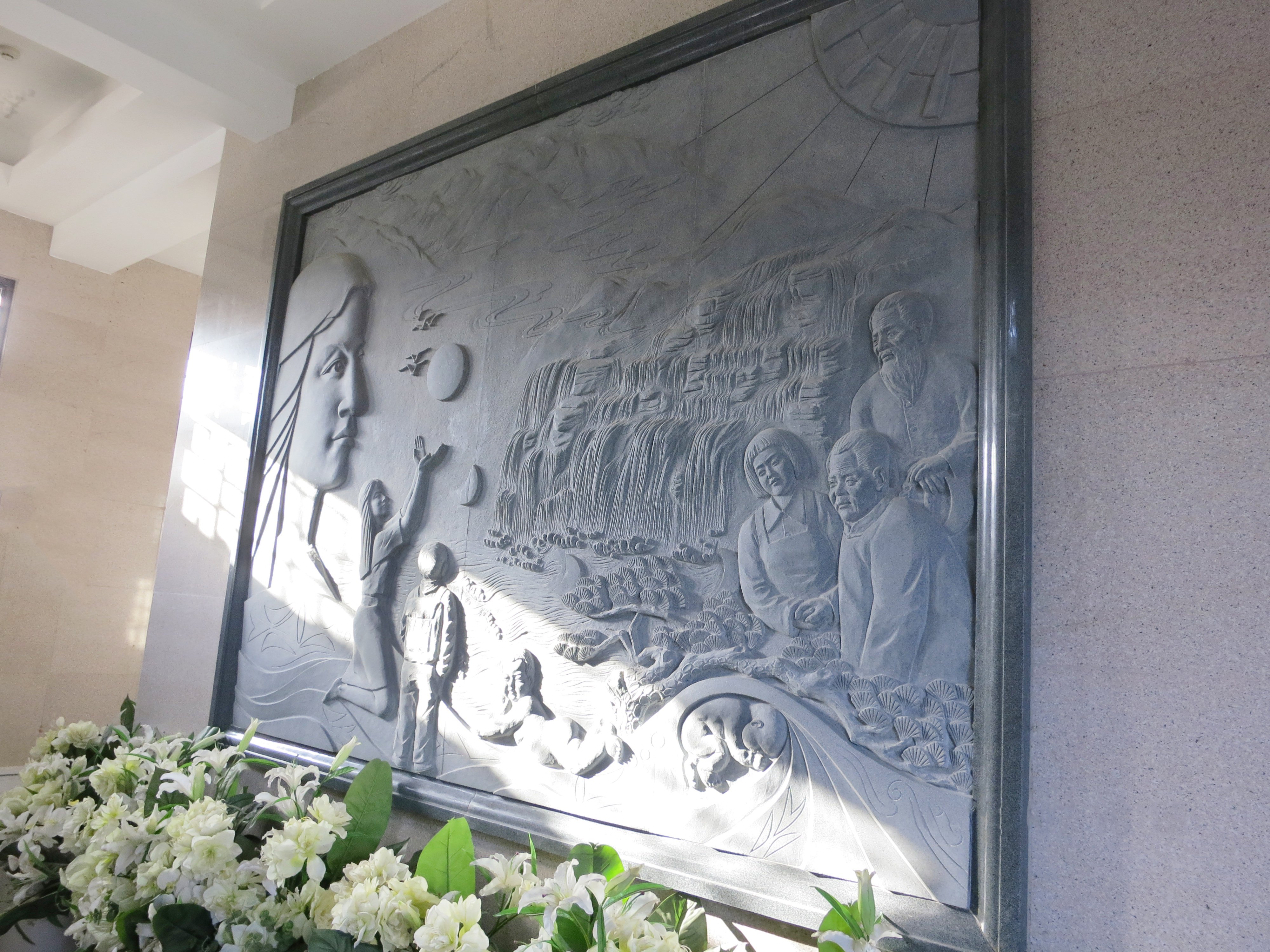 石上循环：浮雕中的时间诗学