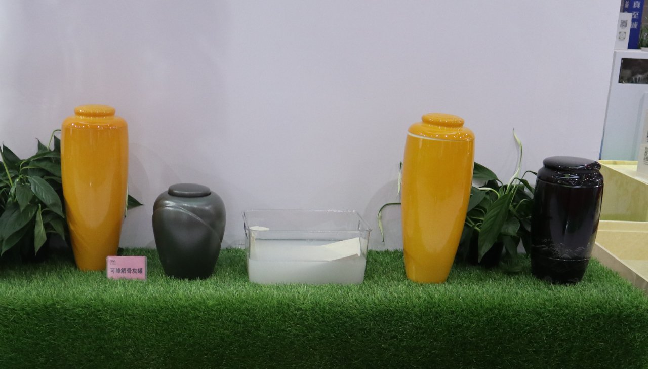 生命最后的礼物：一只可降解骨灰坛种出的绿色未来